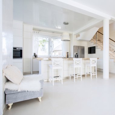 Modern iç mekanda parlak açık mutfak, yatay