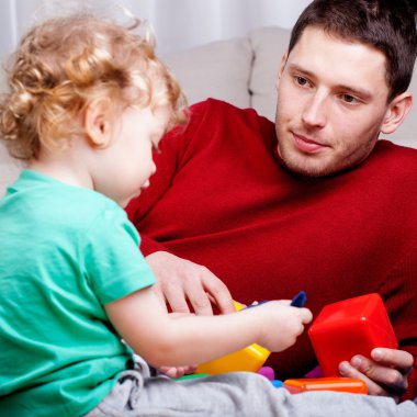 Baba oğlu oynarken görünüyor