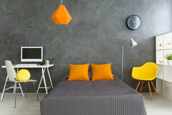 Grande cama confortável no quarto moderno — Fotografia de Stock