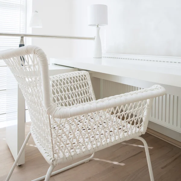 Interieur van kamer met witte rieten stoel — Stockfoto