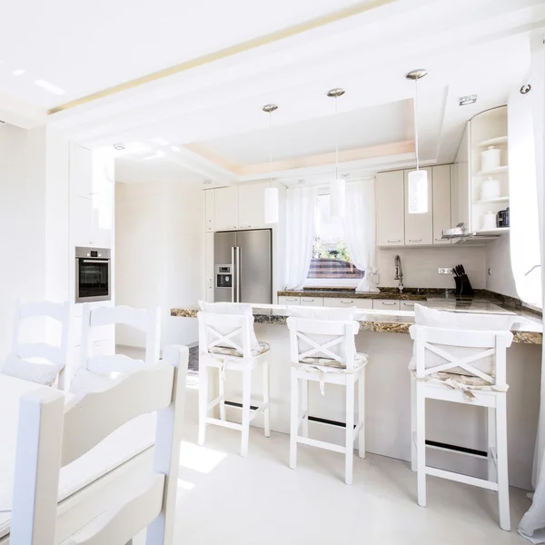 Interno della cucina moderna in un appartamento spazioso — Foto Stock