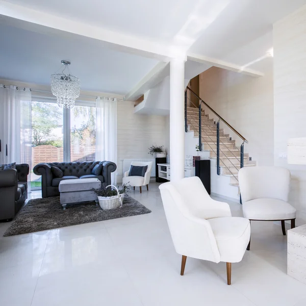 Interior de salón de lujo con chimenea —  Fotos de Stock