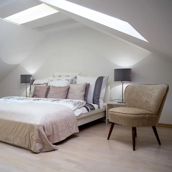 Schoonheid luxe hotelkamer met tweepersoons bed — Stockfoto