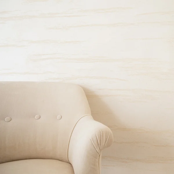 明るい壁の背景の上にベージュ椅子 — ストック写真