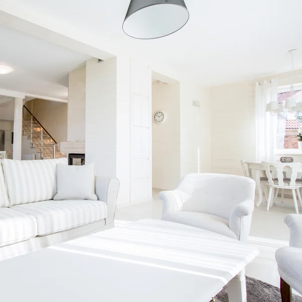 Bekväm elegant soffa i lyxiga vardagsrum — Stockfoto