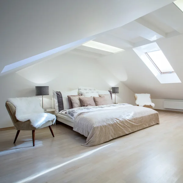 Двуспальная кровать с большим количеством подушек в роскошной квартире — стоковое фото