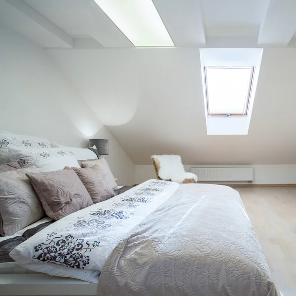 Kétágyas és kényelmes ágy világos hálószobában — Stock Fotó