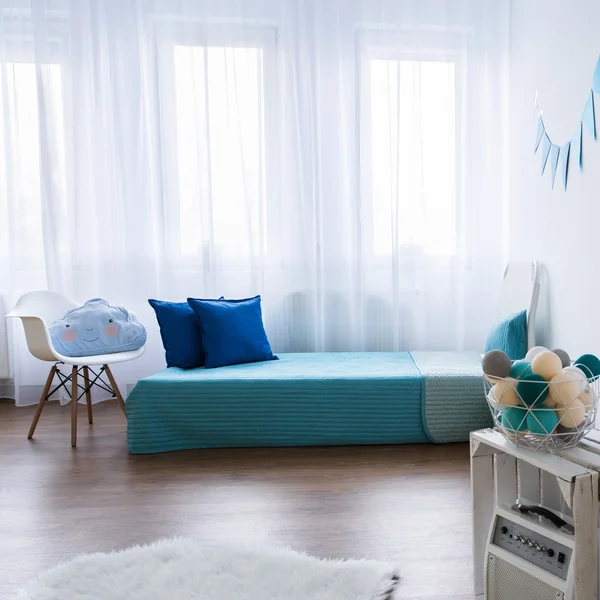 Habitación pequeña ordenada diseñada para niño — Foto de Stock