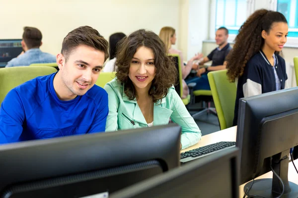 Ich werde Ihnen dieses neue Programm zeigen, über das wir gesprochen haben — Stockfoto