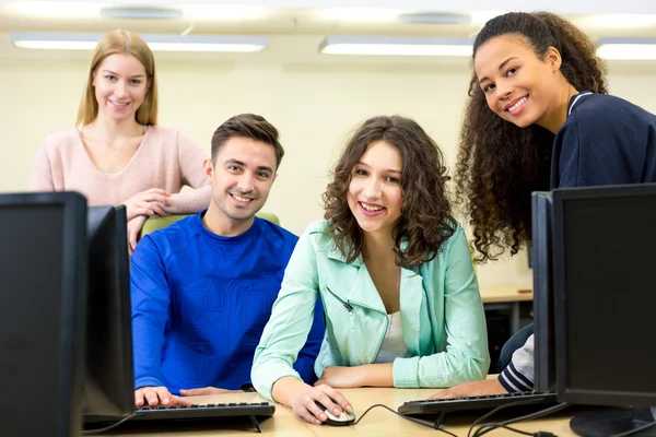 Estudiar en grupo es mucho más divertido. — Foto de Stock