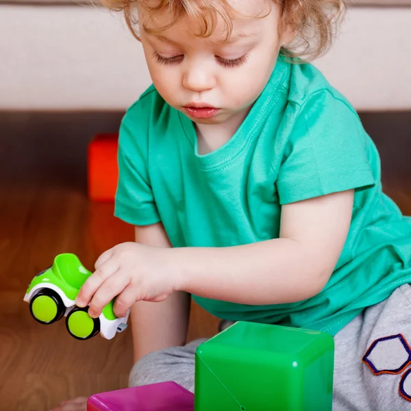 Pojken fokuserade på att spela — Stockfoto