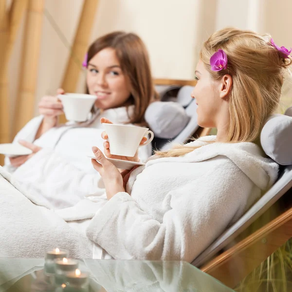 スパの部屋でお茶を飲みながら — ストック写真