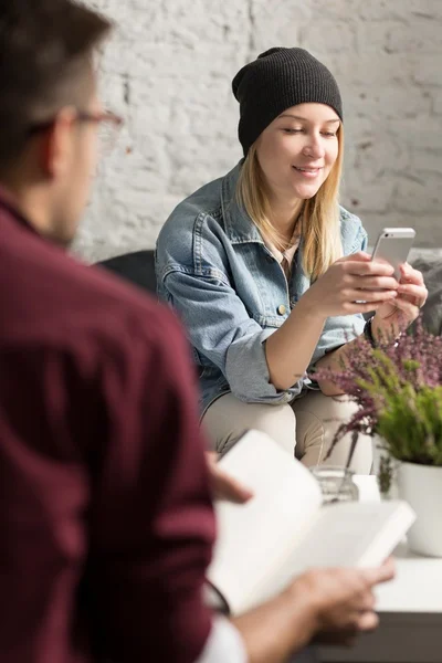 Kontakten med vänner hela tiden — Stockfoto