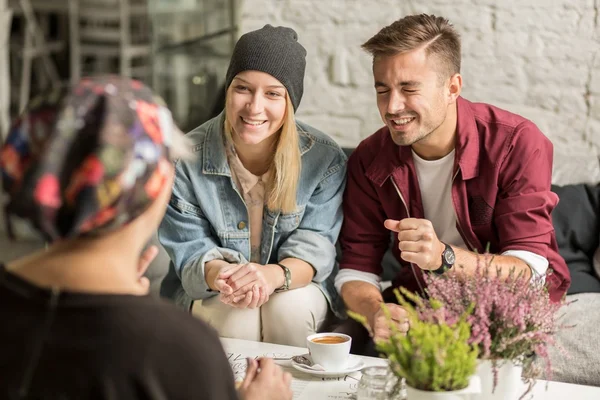 Discusión con personas creativas — Foto de Stock