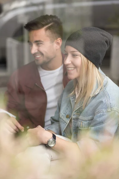 Pareja feliz relajándose juntos — Foto de Stock