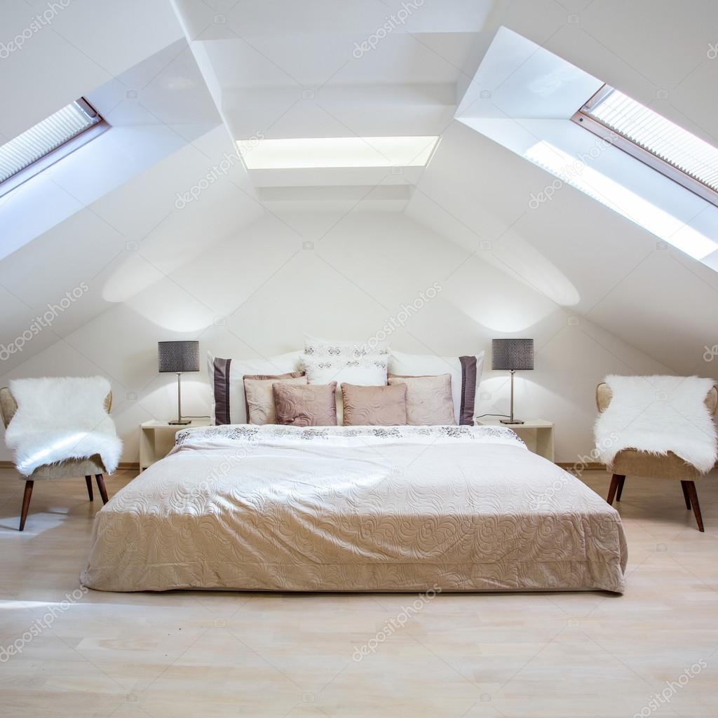 Lichte zolder slaapkamer in het trendy appartement — Stockfoto ... Lichte zolder slaapkamer in het trendy appartement — Stockfoto ...