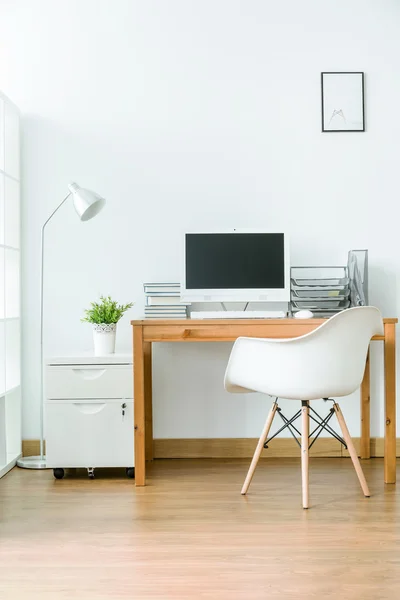 Quarto com espaço para trabalho — Fotografia de Stock