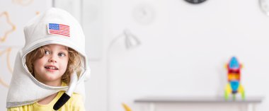 Astronot giyinmiş çocuk