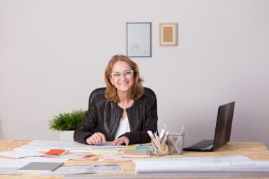 Başarılı bir şekilde tasarımcı kendi iş çalışan