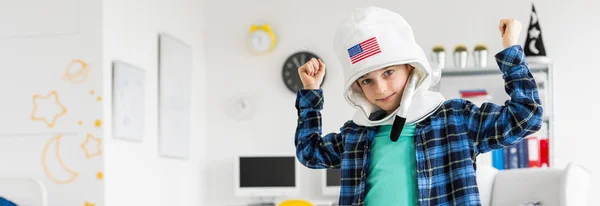 Jongen met ruimte helm — Stockfoto