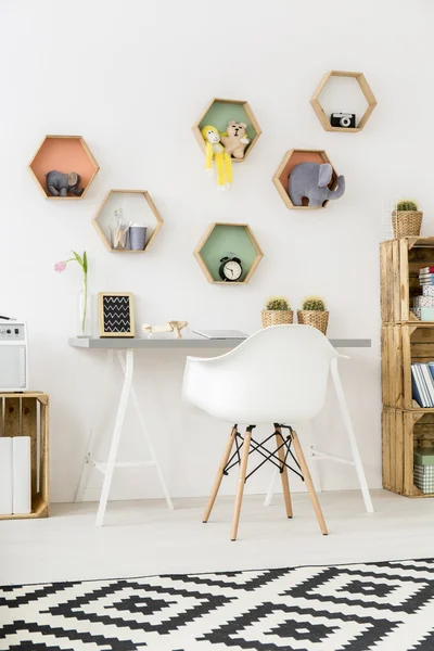 Uw favoriete toebehoren pal boven uw bureau — Stockfoto