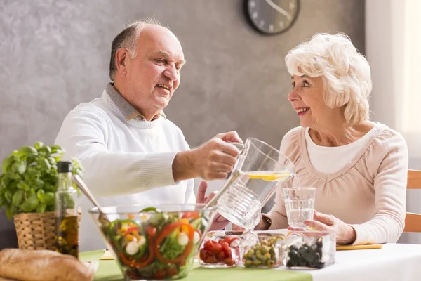 Ze houden 's middags samen uitgaven — Stockfoto