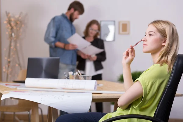 Nachdenken über die jüngsten Änderungen in der Konstruktion — Stockfoto