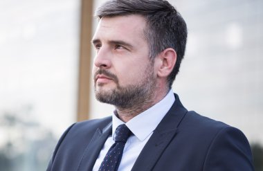 Takım elbiseli yakışıklı işadamı