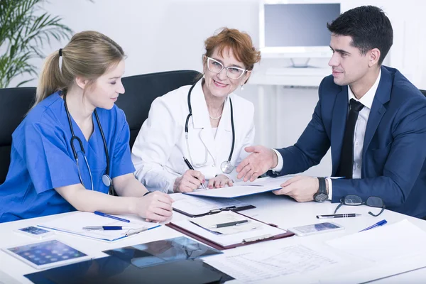 Due residenti e professore — Foto Stock