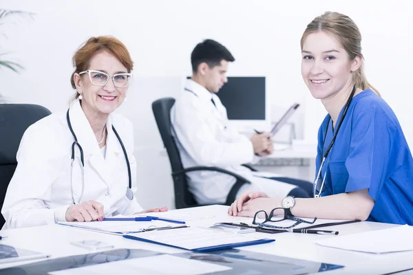 C'est bon d'avoir l'aide d'un autre médecin. — Photo