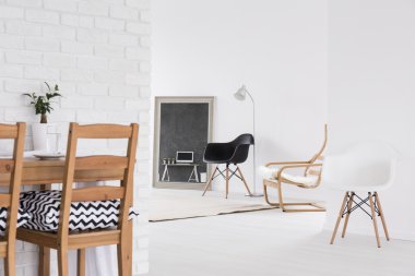 Beyaz boşluk ile minimalist mobilya