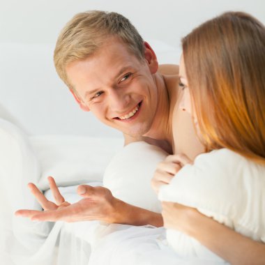 Genç çift yatakta sohbet