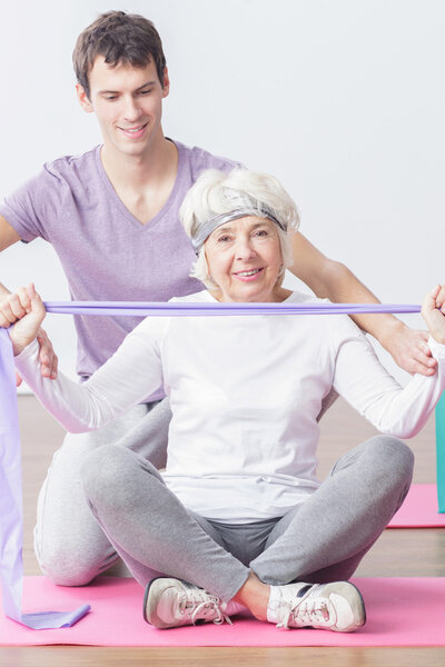 Занятия фитнесом для активных пожилых людей
