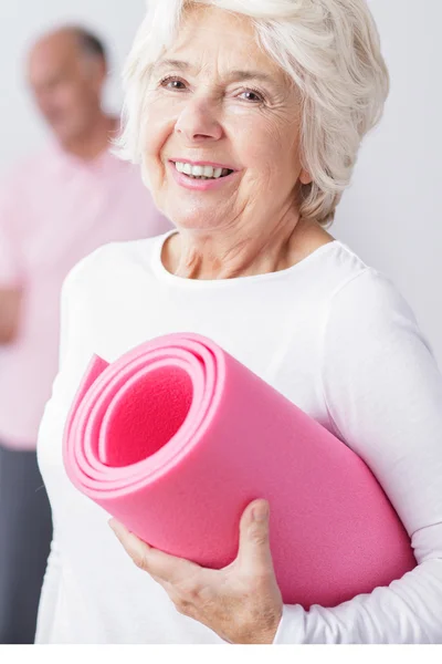 Deixando aulas de fitness com sorriso no rosto — Fotografia de Stock