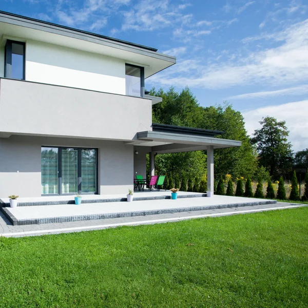 Moderne huis van buitenaf — Stockfoto