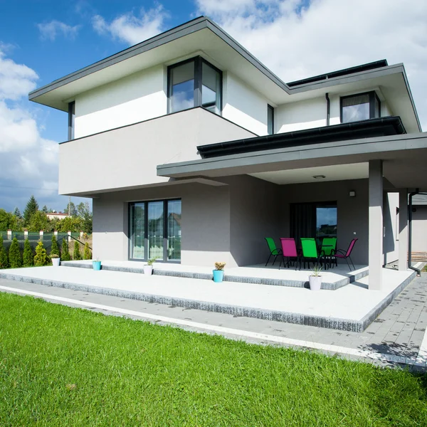 Huis met veranda — Stockfoto