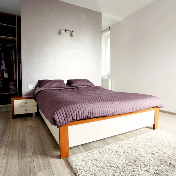 Bequemes Bett im sauberen Schlafzimmer — Stockfoto