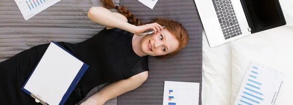 Heute ist das Bett mein Arbeitsplatz — Stockfoto