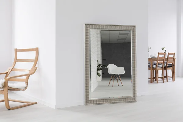 Hvite, romslige innvendige og store speil – stockfoto