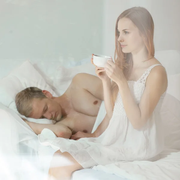 Wife drinking coffee in bed — Stock Photo, Image