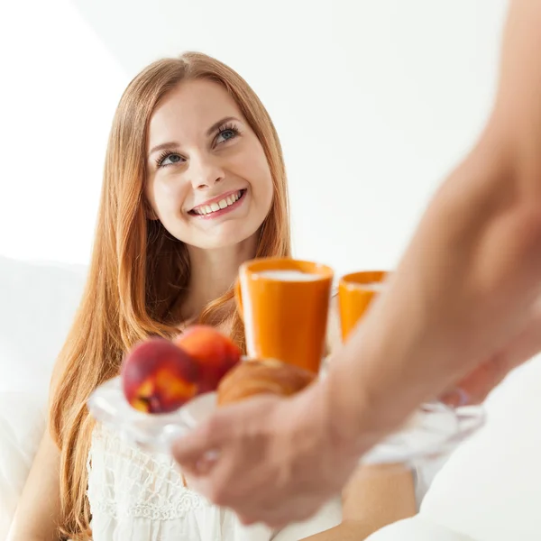 Uomo che serve il cibo alla giovane donna — Foto Stock