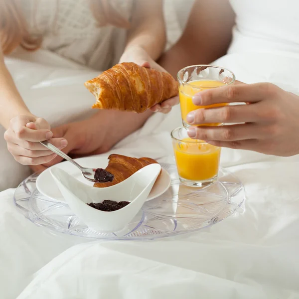 Breakfast in bed at hotel — Stock Photo, Image