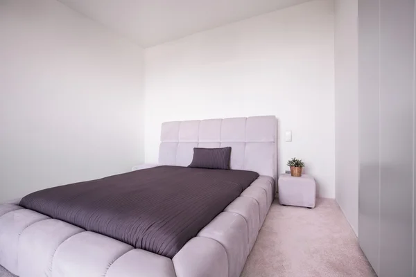 Dormitorio con cama grande y cómoda — Foto de Stock