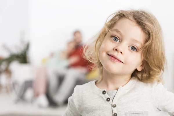 Liten ängel lever lyckligt i en kärleksfull familj — Stockfoto