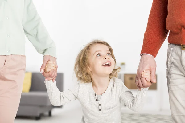 Njuter av sina tidiga år i en kärleksfull familj — Stockfoto