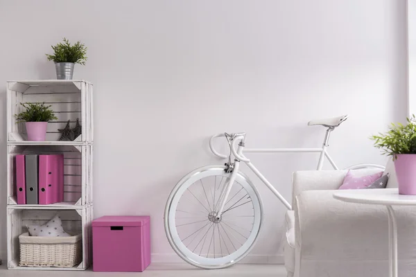 Bicicleta en una habitación — Foto de Stock