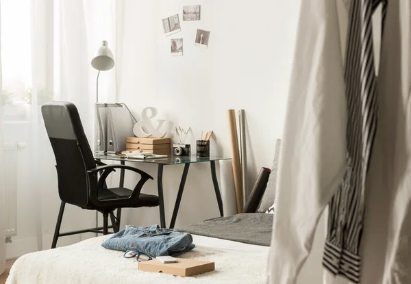 Geräumiges Schlafzimmer voller Designerutensilien — Stockfoto