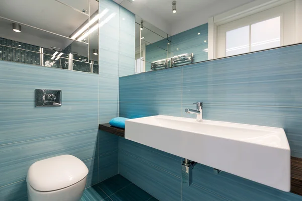 Nouvelle salle de bain en bleu clair — Photo