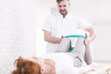 Fizik tedavi sırasında eğitim bacaklar
