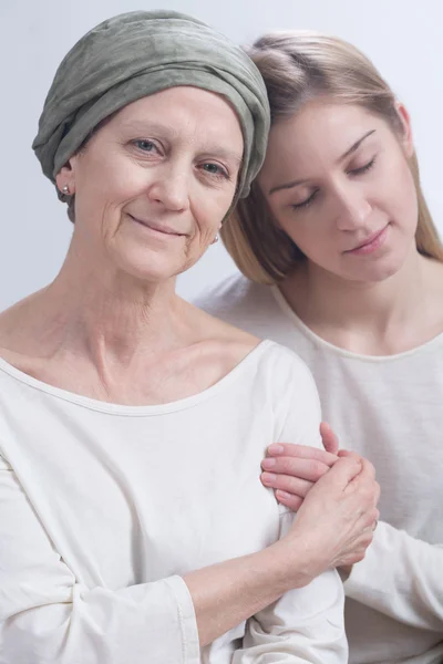 Unterstützung für ihre Mutter — Stockfoto